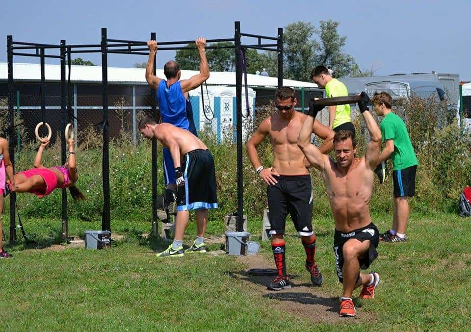 Nejstarší začátky Ultimate Fitness - venkovní trénink na hrazdové konstrukci v Černovíře