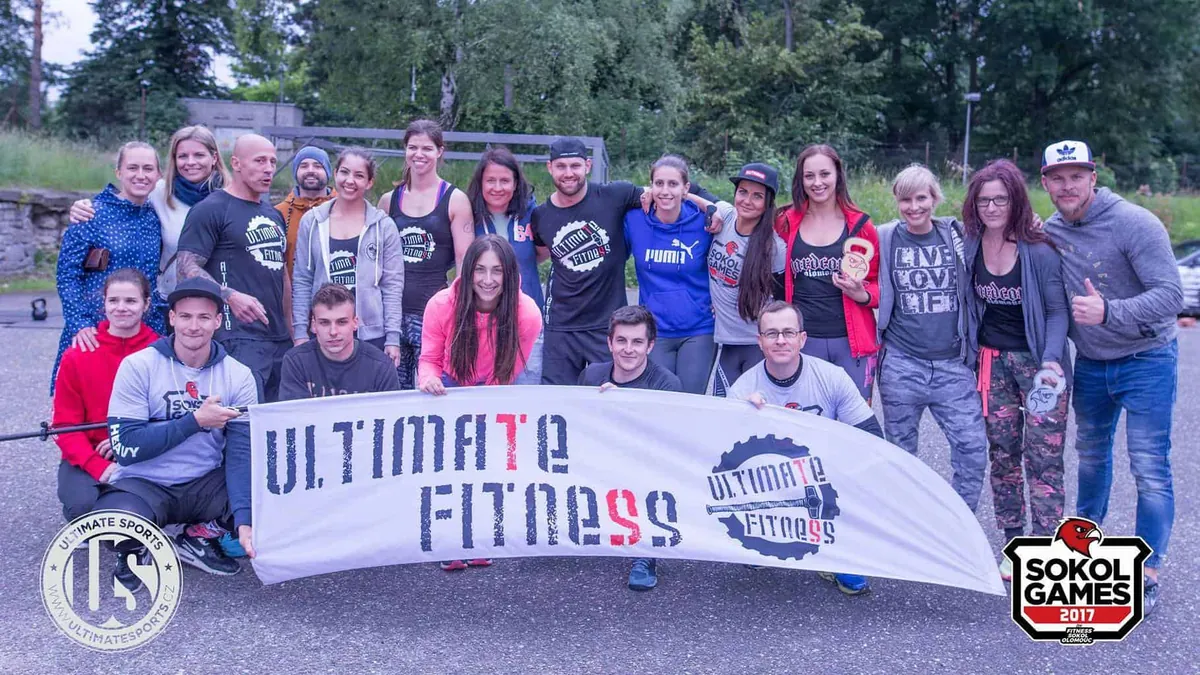 Velká parta Ultimate Fitness s klubovou vlajkou na Sokol Games 2017