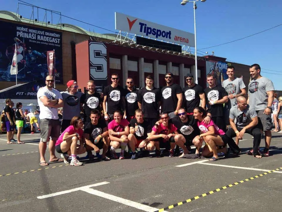 Tým Ultimate Fitness před halou na venkovních závodech