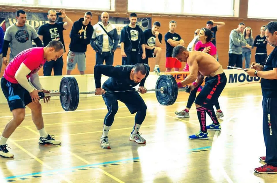 Členové Ultimate Fitness na závodech s činkami v tělocvičně