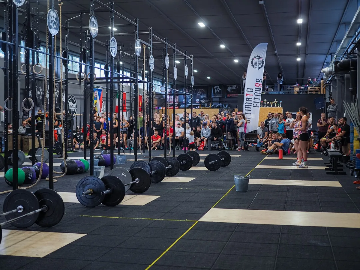 Velký funkční prostor open gymu Ultimate Fitness Olomouc