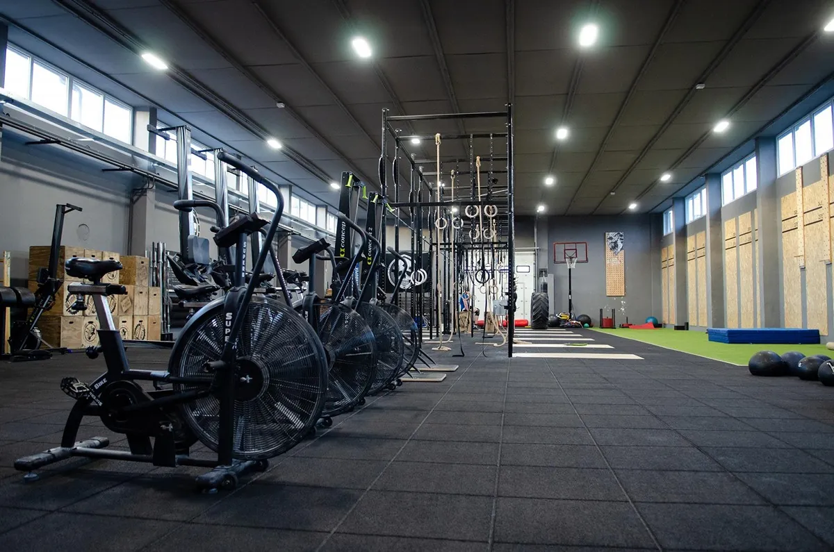 Open gym prostor a vybavení Ultimate Fitness