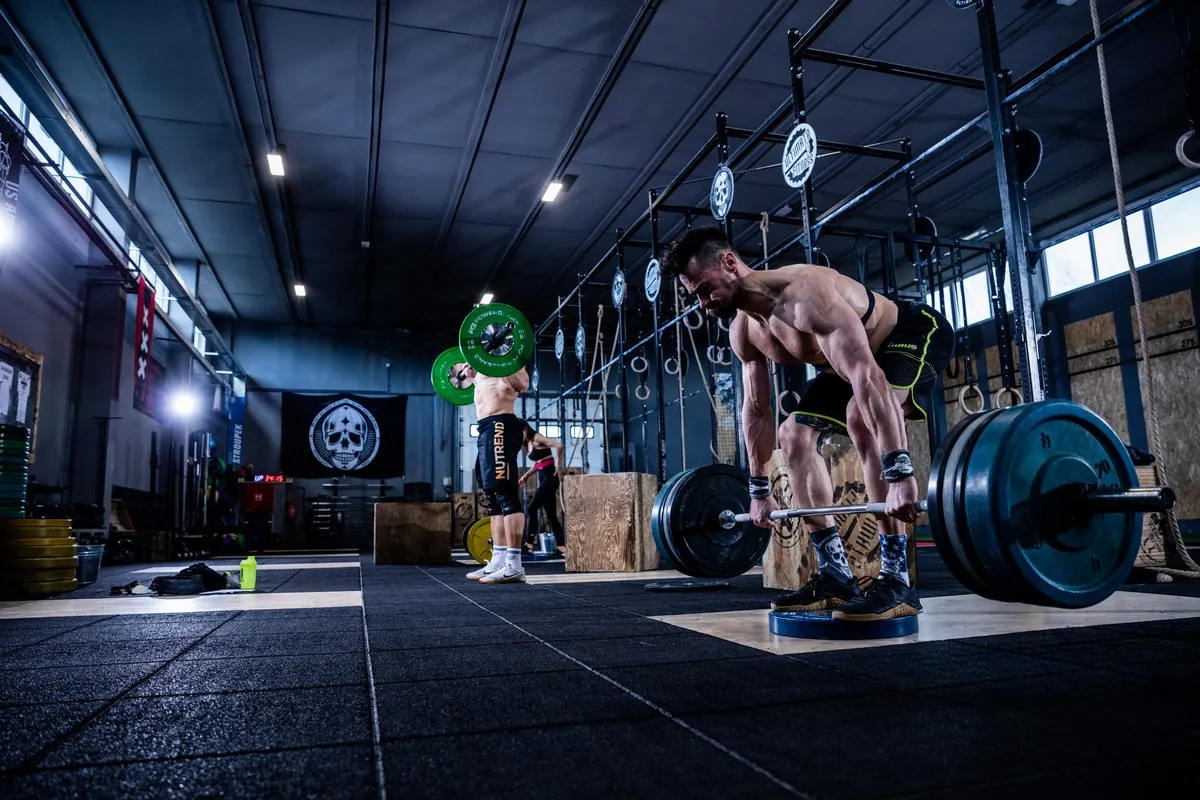 Sportovec při mrtvém tahu v hlavním sále Ultimate Fitness Olomouc