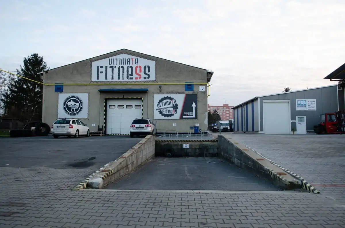 Fotka areálu a vstupu do Ultimate Fitness Olomouc